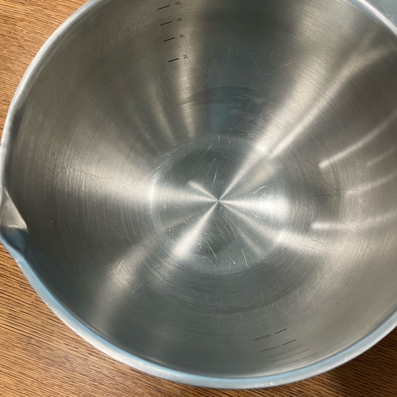 EUC Pampered Chef Stainless Steel Mixing Bowl Set with Lids - Picture 4 of 6